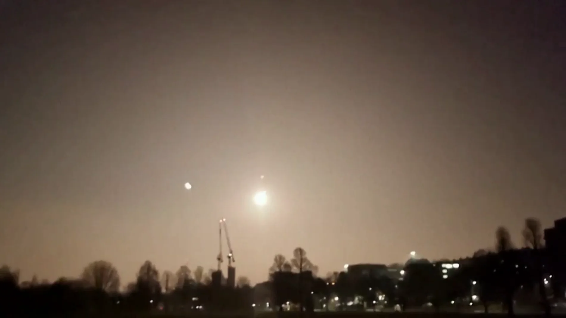 Imágenes que muestran el momento de la explosión del asteroide en Brighton y Surrey