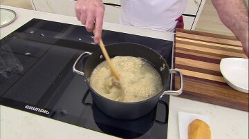 Tapa la cazuela y cuece los ingredientes