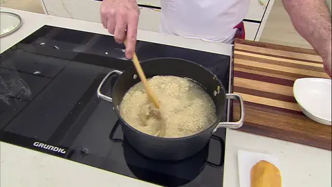Tapa la cazuela y cuece los ingredientes Tapa la cazuela y cuece los ingredientes
