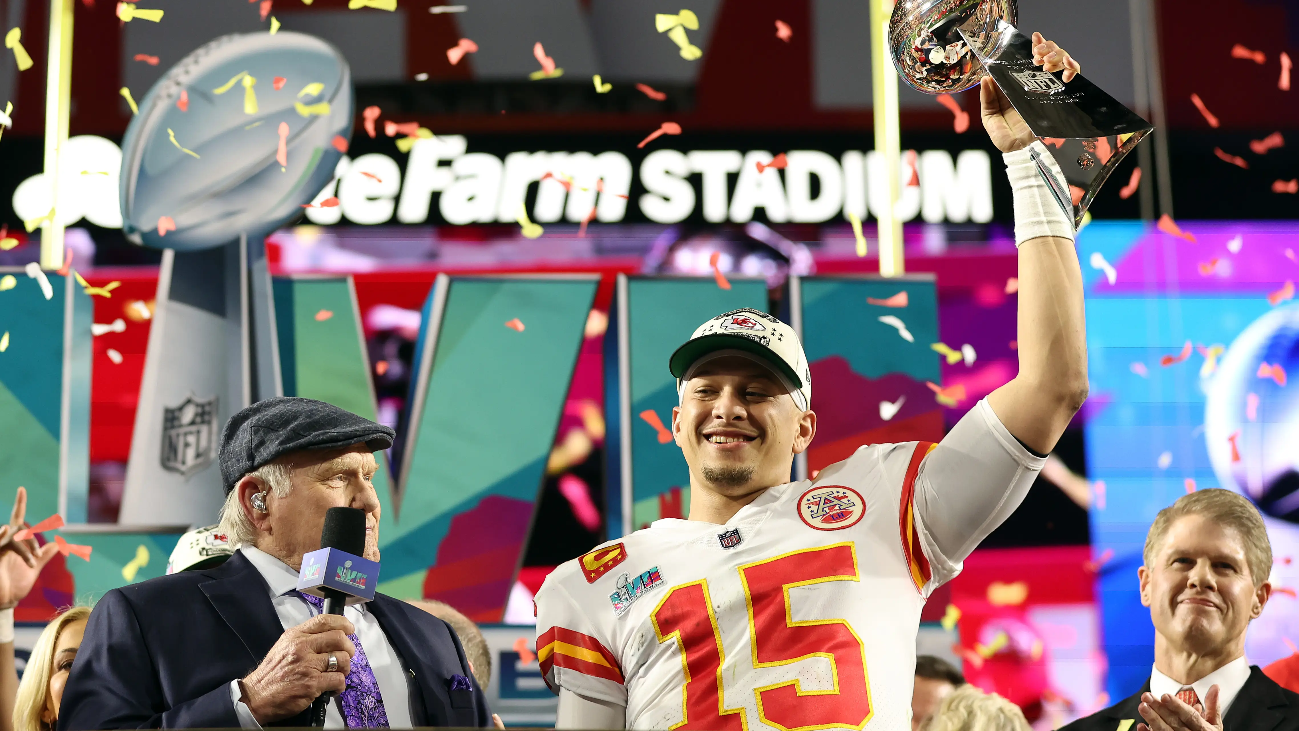 Mahomes levanta el trofeo de la Super Bowl Mahomes levanta el trofeo de la Super Bowl