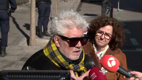 Pedro Almodóvar en la capilla ardiente de Carlos Saura
