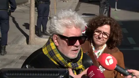 Pedro Almodóvar en la capilla ardiente de Carlos Saura Pedro Almodóvar en la capilla ardiente de Carlos Saura