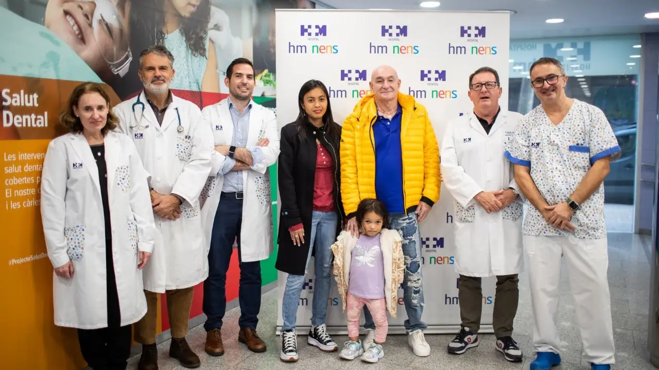 Acqua, su familia y el equipo médico Acqua, su familia y el equipo médico