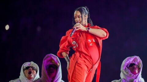 Rihanna presumiendo de tripita de embarazada