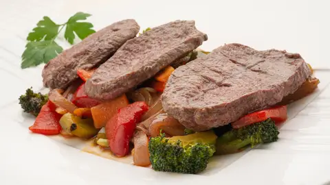 Espaldilla con salteado de verduras, de Arguiñano: una fuente de colorido y propiedades beneficiosas para la salud Espaldilla con salteado de verduras, de Arguiñano: una fuente de colorido y propiedades beneficiosas para la salud