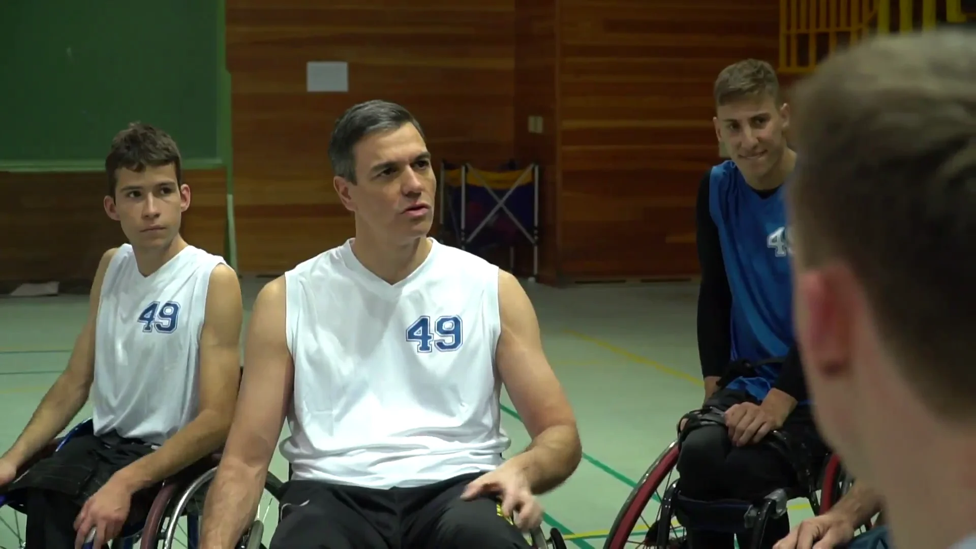 Pedro S&aacute;nchez en un partido de baloncesto