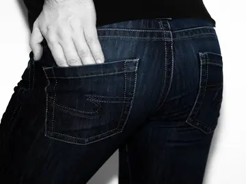 Una persona con la mano en el bolsillo Una persona con la mano en el bolsillo