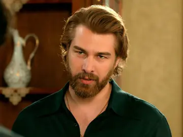 Fikret amenaza a Hakan: “Como me entere de que tú has ayudado a Abdülkadir, te mataré” Fikret amenaza a Hakan: “Como me entere de que tú has ayudado a Abdülkadir, te mataré”