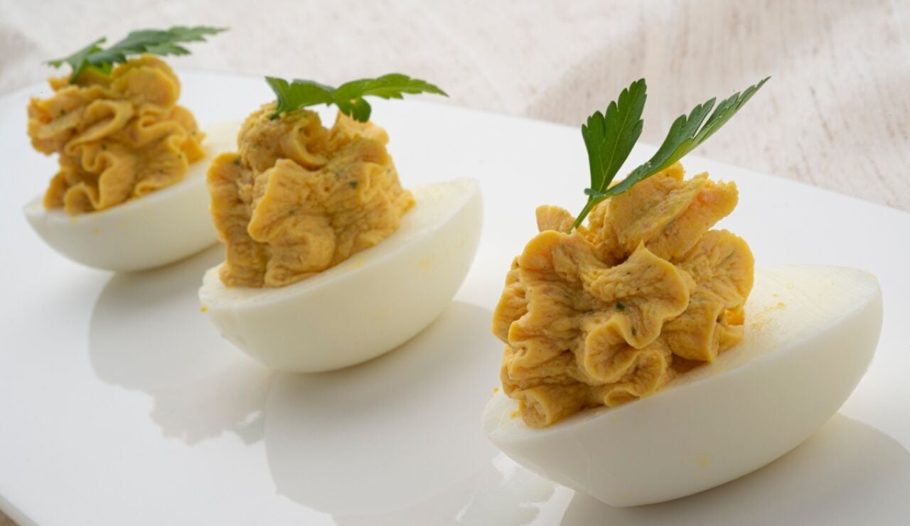 Una receta fácil para triunfar: los huevos rellenos de jamón de Karlos Arguiñano
