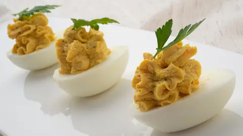 Una receta fácil para triunfar: los huevos rellenos de jamón de Karlos Arguiñano Una receta fácil para triunfar: los huevos rellenos de jamón de Karlos Arguiñano