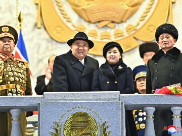 Kim Jong-un y su hija Kim Jue-ae viendo un desfile militar