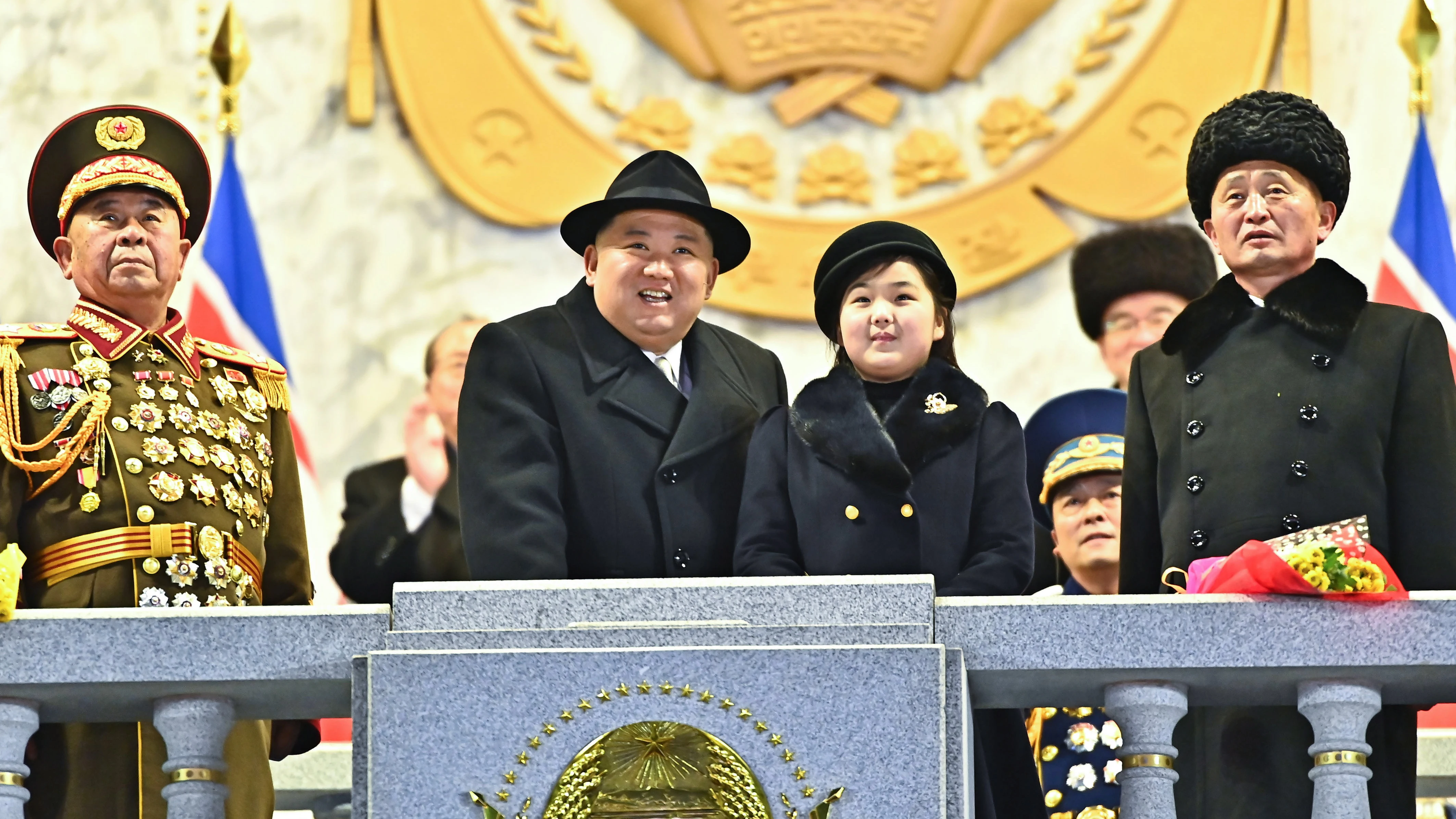 Kim Jong-un y su hija Kim Jue-ae viendo un desfile militar Kim Jong-un y su hija Kim Jue-ae viendo un desfile militar