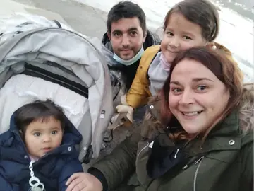 La pequeña Emma, con síndrome de Angelman, y su familia La pequeña Emma, con síndrome de Angelman, y su familia