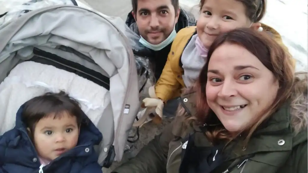 La peque&ntilde;a Emma, con s&iacute;ndrome de Angelman, y su familia