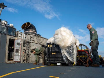 Fotografía cedida por la Marina de los Estados Unidos donde aparecen unos marineros con el material de un globo