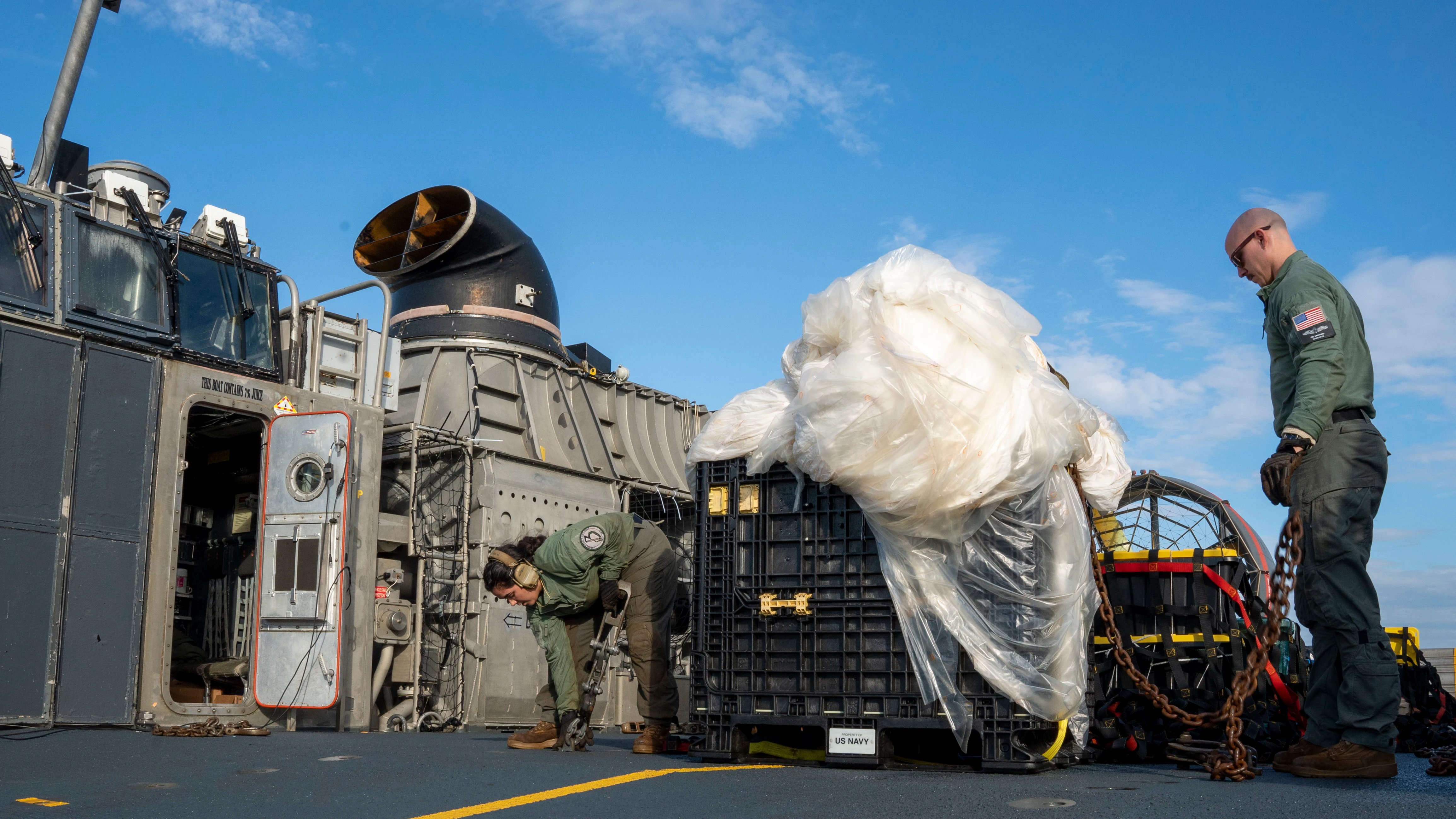 Fotografía cedida por la Marina de los Estados Unidos donde aparecen unos marineros con el material de un globo Fotografía cedida por la Marina de los Estados Unidos donde aparecen unos marineros con el material de un globo