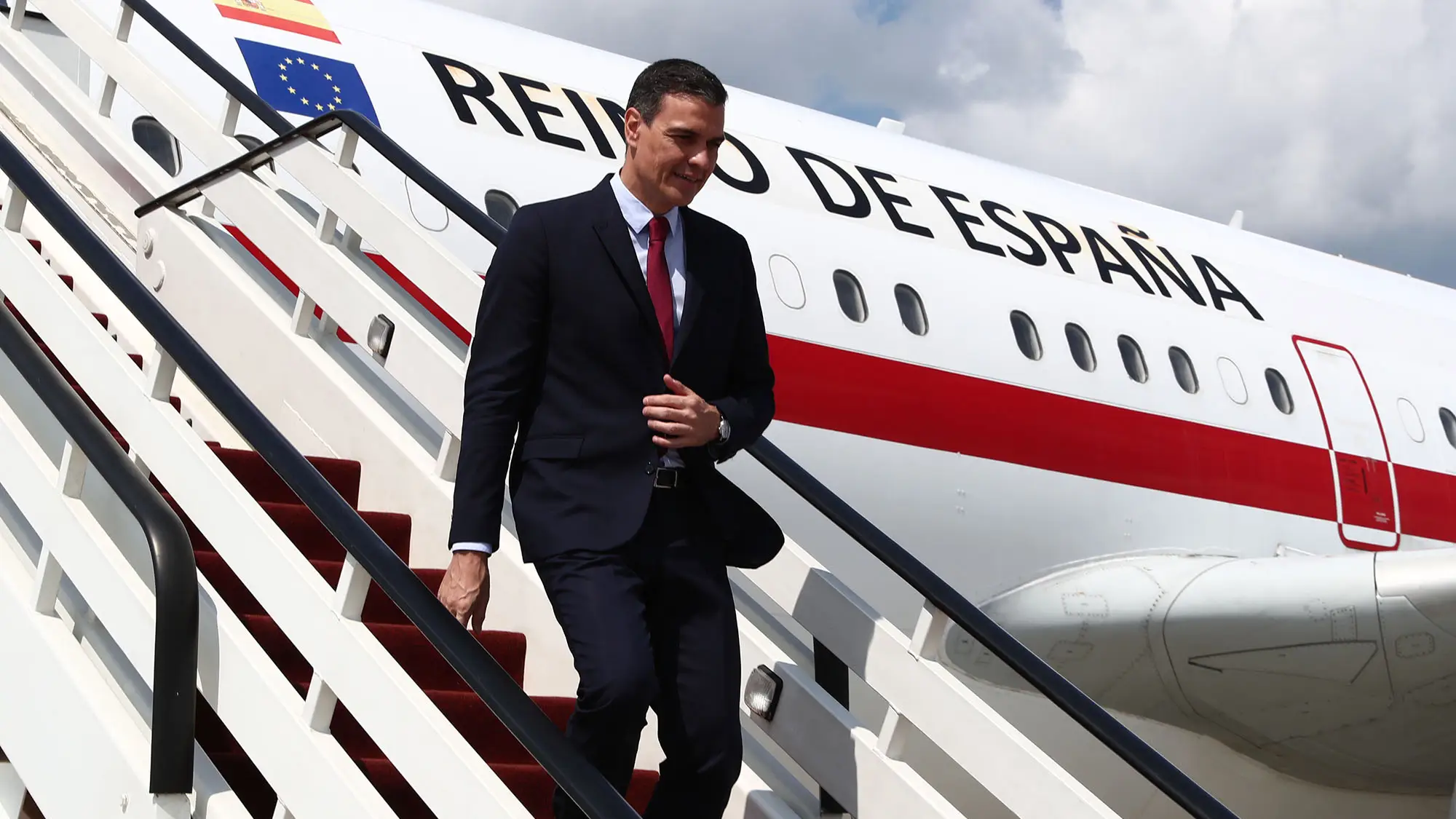 Pedro Sánchez visitará unos quince países antes de julio para preparar la presidencia europea El presidente del Gobierno, Pedro Sánchez, a su llegada al aeropuerto Internacional de Riga, en el avión de la Fuerza Aérea Española.
