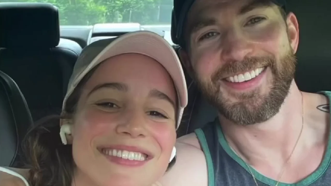 Chris Evans con su novia, la actriz Alba Baptista