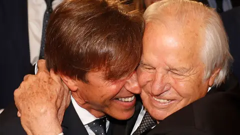 Manuel Díaz y Manuel Benítez, el abrazo de padre e hijo Manuel Díaz y Manuel Benítez, el abrazo de padre e hijo