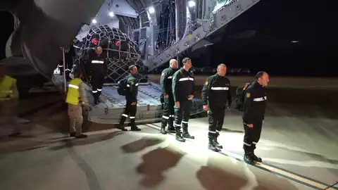 La UME aterriza en España con el equipo de búsqueda y rescate tras su misión en Turquía La UME aterriza en España con el equipo de búsqueda y rescate tras su misión en Turquía