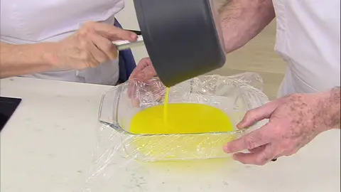 Vierte encima la crema de naranja Vierte encima la crema de naranja