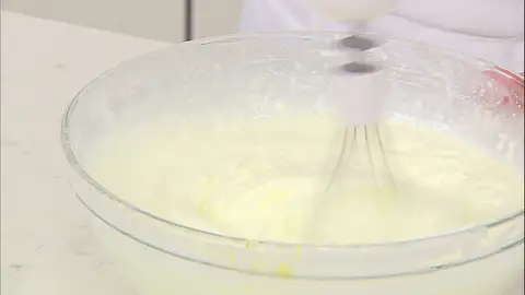 Pon la crema de queso sobre la crema de naranja Pon la crema de queso sobre la crema de naranja