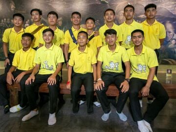 Eel equipo de fútbol que fue rescatado de una cueva en Tailandia en 2018