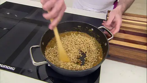 Añade el pimentón, la hoja de laurel y el trigo escurrido Añade el pimentón, la hoja de laurel y el trigo escurrido