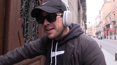 Mario Casas y Eiza González, pillados juntos y solos de viaje en Roma