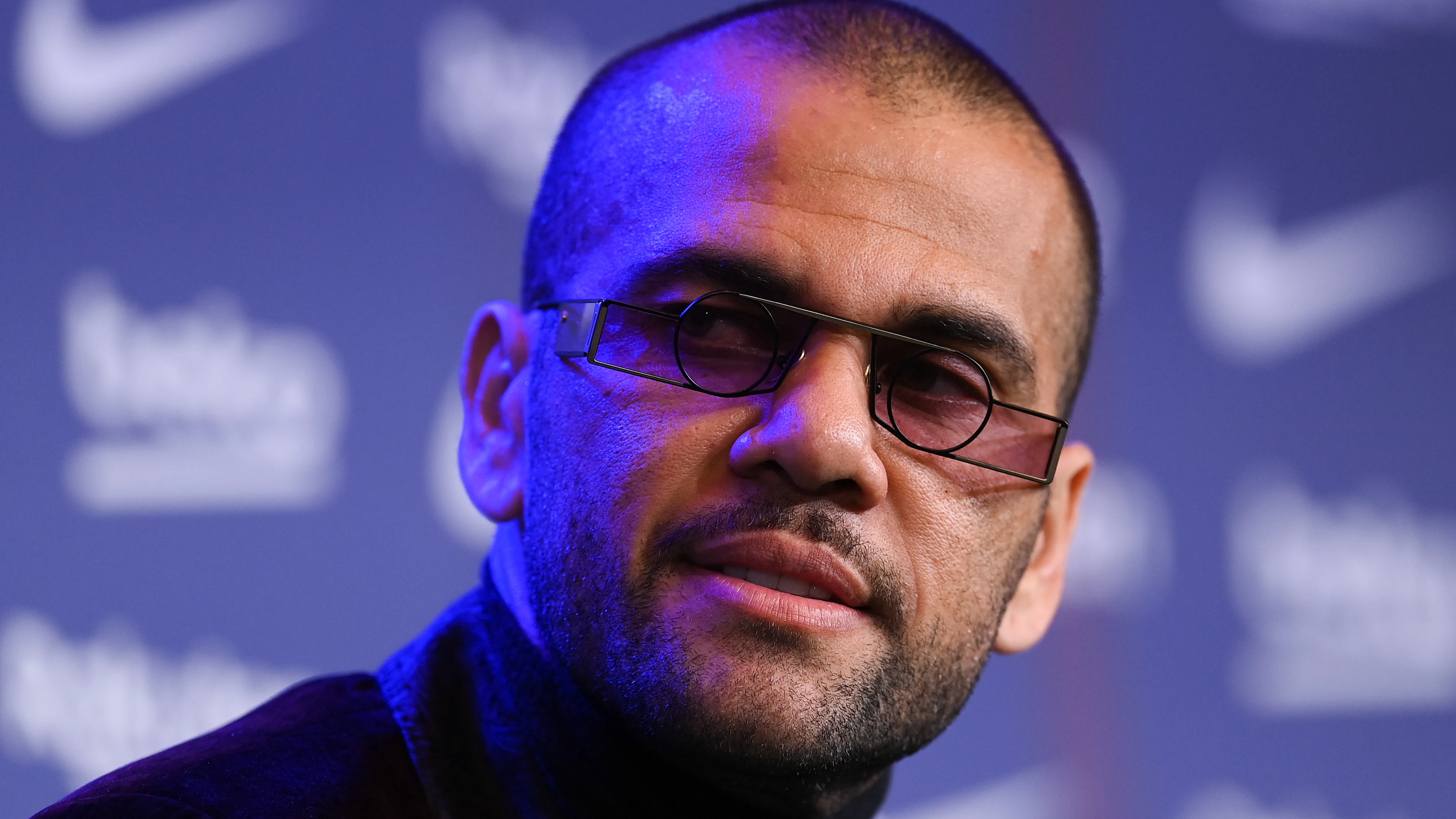 Dani Alves, durante una rueda de prensa en Barcelona Dani Alves, durante una rueda de prensa en Barcelona