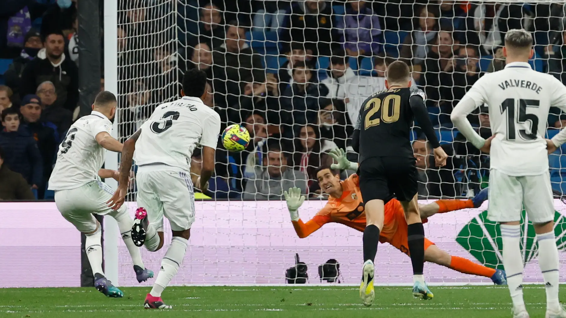 Karim Benzema anota su segundo gol ante el Elche desde el punto de penalti