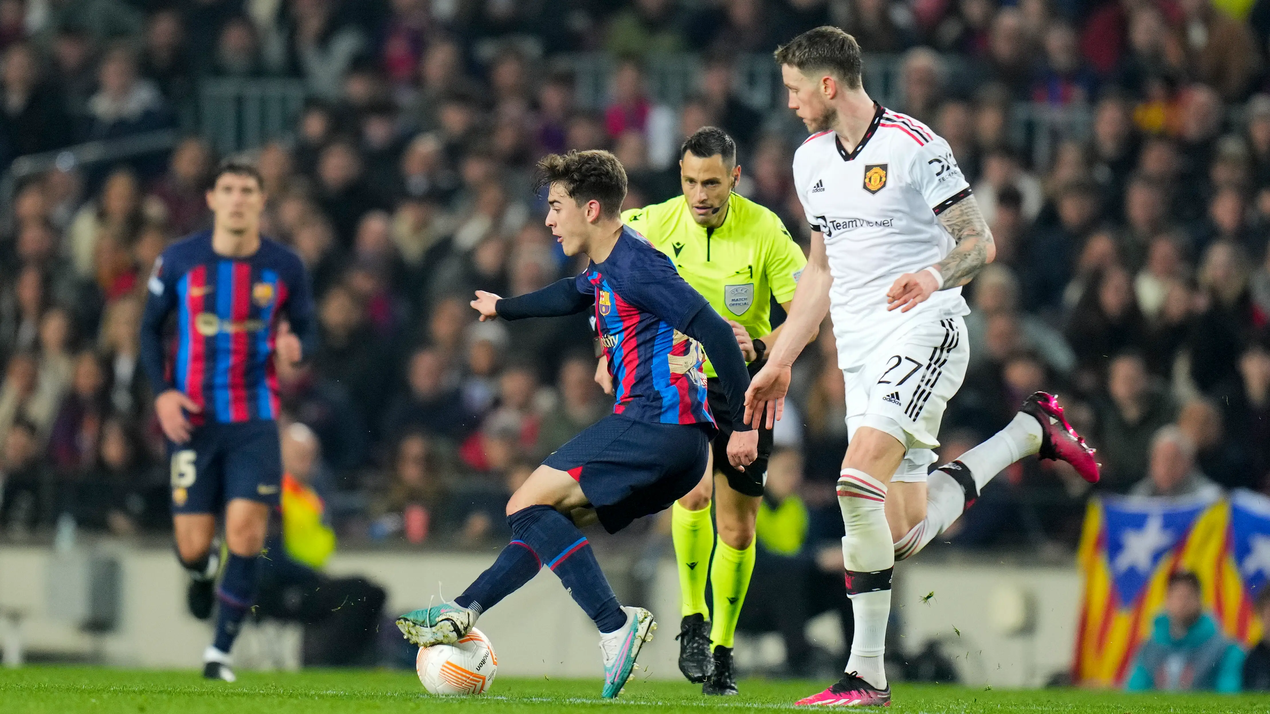 Gavi controla un balón ante los jugadores del Manchester United Gavi controla un balón ante los jugadores del Manchester United