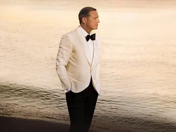 Luis Miguel regresa a los escenarios con su nueva gira 'Tour 2023' Luis Miguel regresa a los escenarios con su nueva gira 'Tour 2023'