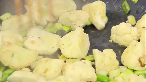 Sazona y rehoga las hortalizas durante 3-4 minutos Sazona y rehoga las hortalizas durante 3-4 minutos