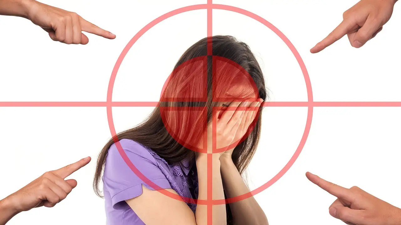 Imagen de una joven tap&aacute;ndose la cara