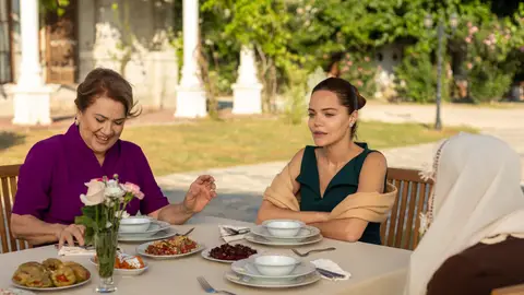 Lütfiye y Züleyha en el capítulo '140' de 'Tierra Amarga'. Lütfiye y Züleyha en el capítulo '140' de 'Tierra Amarga'.