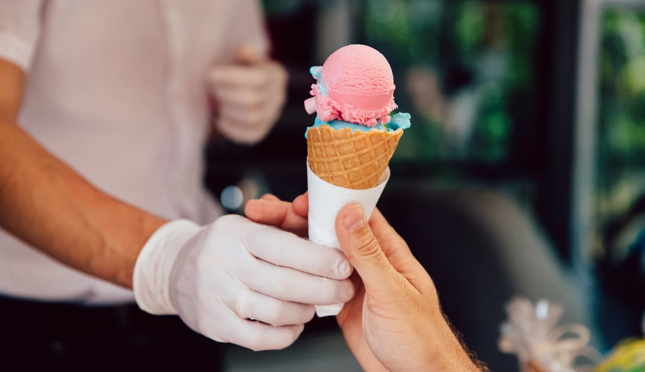Un hombre ofrece un helado a una niña 