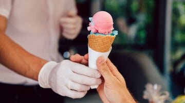 Un hombre ofrece un helado a una niña 
