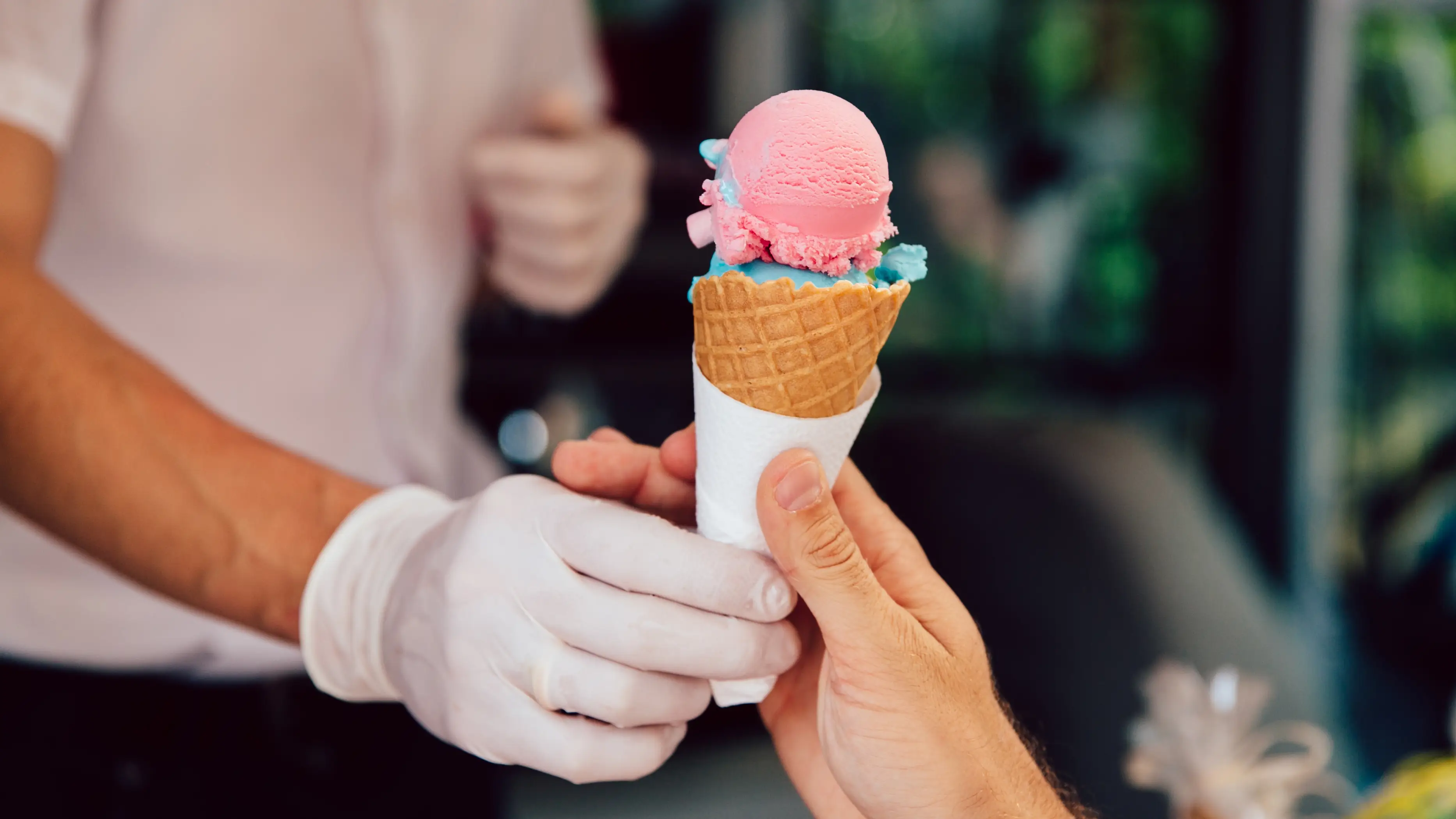 Un hombre ofrece un helado a una niña Un hombre ofrece un helado a una niña