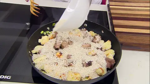 Incorpora el pimentón, las carnes, el arroz y el caldo Incorpora el pimentón, las carnes, el arroz y el caldo