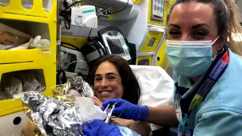 La mujer tras dar a luz a su bebé La mujer tras dar a luz a su bebé