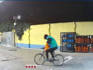 El ladrón con una de las bombonas de butano en la bicicleta