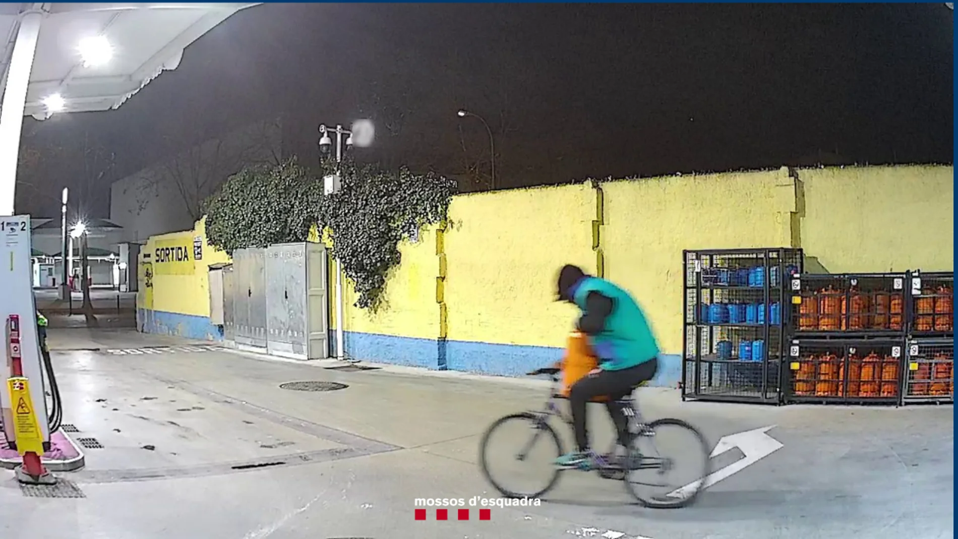 El ladrón con una de las bombonas de butano en la bicicleta