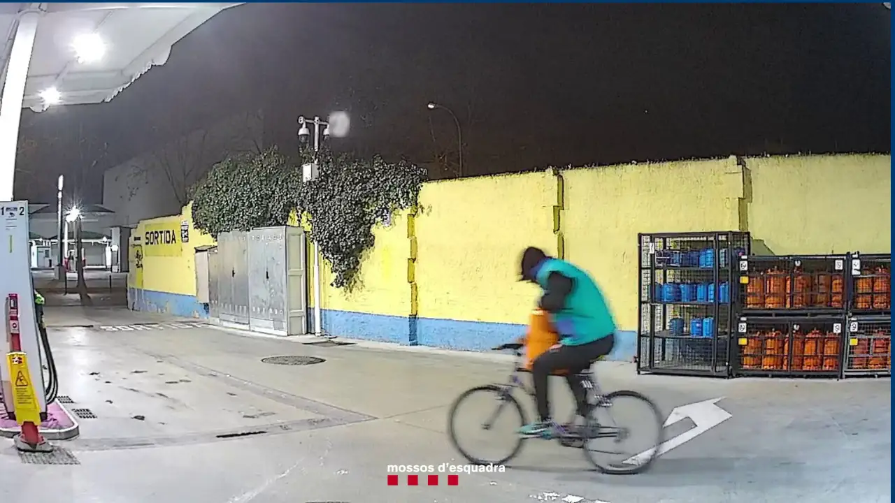 El ladrón con una de las bombonas de butano en la bicicleta El ladrón con una de las bombonas de butano en la bicicleta
