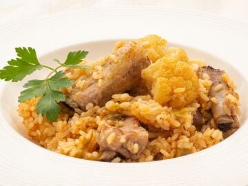 La receta que Arguiñano va a cocinar en casa para toda su familia: arroz con costilla de cerdo y coliflor