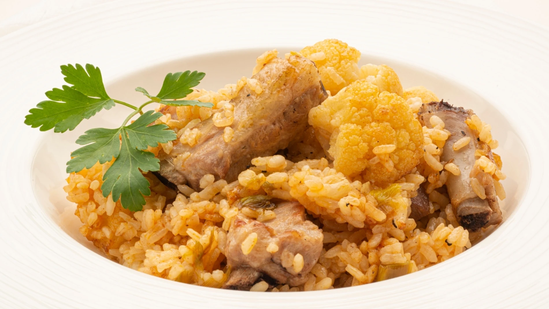La receta que Arguiñano va a cocinar en casa para toda su familia: arroz con costilla de cerdo y coliflor