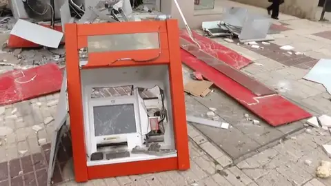 Así ha quedado el cajero tras la explosión Así ha quedado el cajero tras la explosión