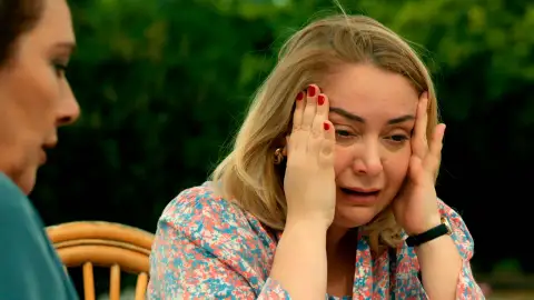 Sermin, devastada ante su situación… ¡Betül se ha convertido en una asesina! Sermin, devastada ante su situación… ¡Betül se ha convertido en una asesina!