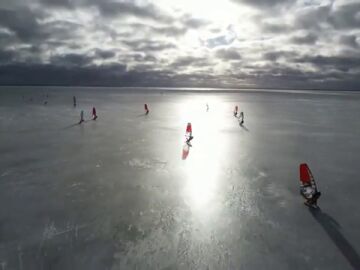 Mundiales de windsurf de invierno sobre el hielo de un lago en Lituania