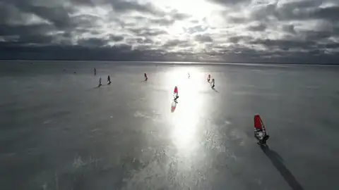 Mundiales de windsurf de invierno sobre el hielo de un lago en Lituania Mundiales de windsurf de invierno sobre el hielo de un lago en Lituania